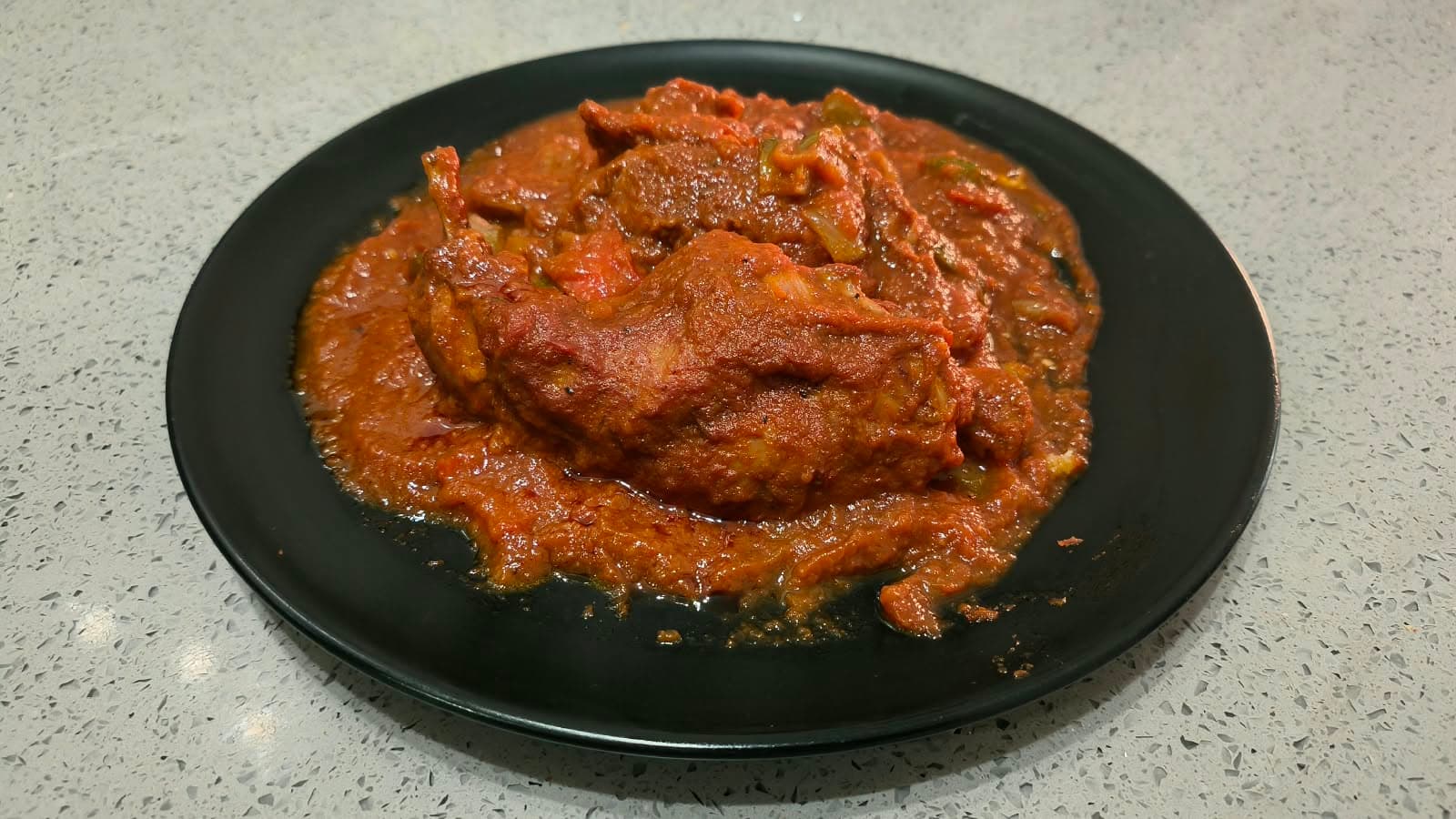 Conejo con tomate